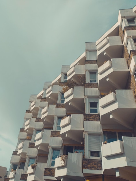 Vista exterior de balcones proyectados en un edificio geométrico