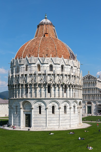 Vista exterior del Baptisterio de Pisa Toscana Italia