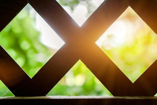 La vista exterior borrosa y bokeh de la casa se ve desde adentro y pasa por el respiradero de la casa