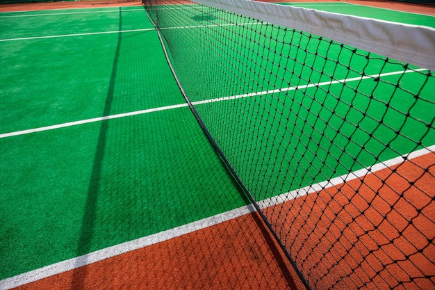 Vista exterior de la cancha de tenis artística Fondo de actividad deportiva al aire libre de primer plano Cancha de tenis verde roja