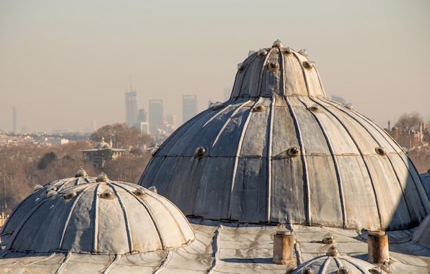 Vista exterior de la cúpula de la arquitectura otomana en Estambul, Turquía