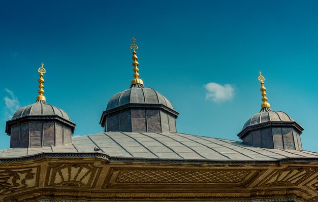 Vista exterior de la cúpula en la arquitectura otomana en Estambul, Turquía