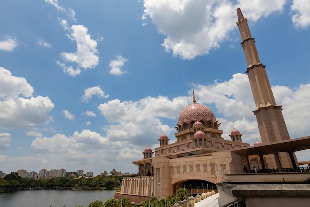 Foto vista exterior da mesquita de putra em putrajaya malásia