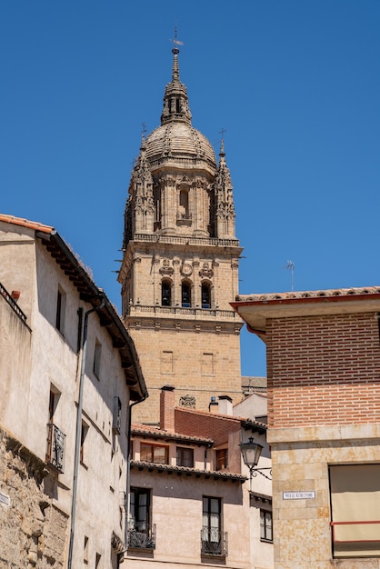 Vista exterior da torre do sino e esculturas no telhado da antiga catedral de salamanca