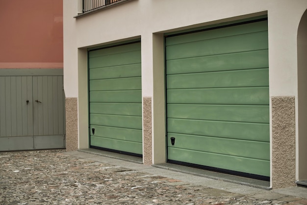 Vista exterior de uma bela casa com portão de garagem