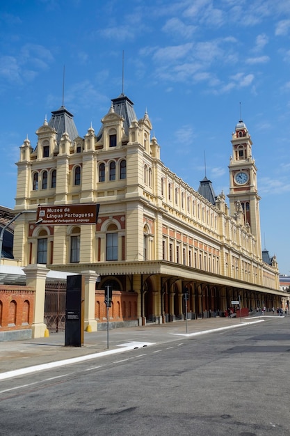 Vista exterior do edifício da Estação da Luz e do Museu da Língua Portuguesa na famosa estação ferroviária urbana de São Paulo Foto de alta qualidade