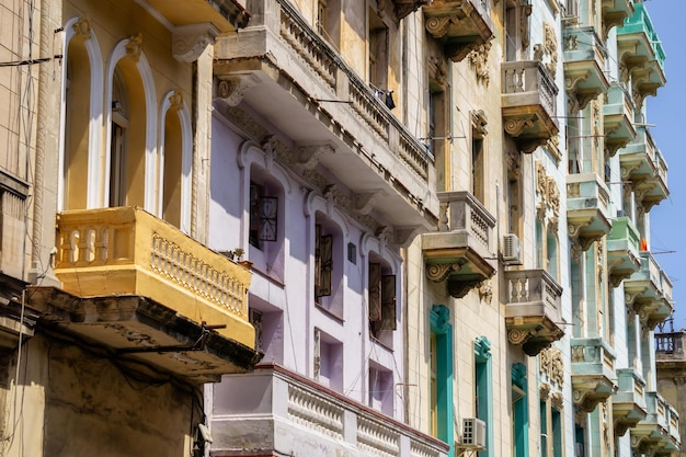 Vista exterior de los edificios residenciales en la Ciudad de La Habana Vieja, Capital de Cuba