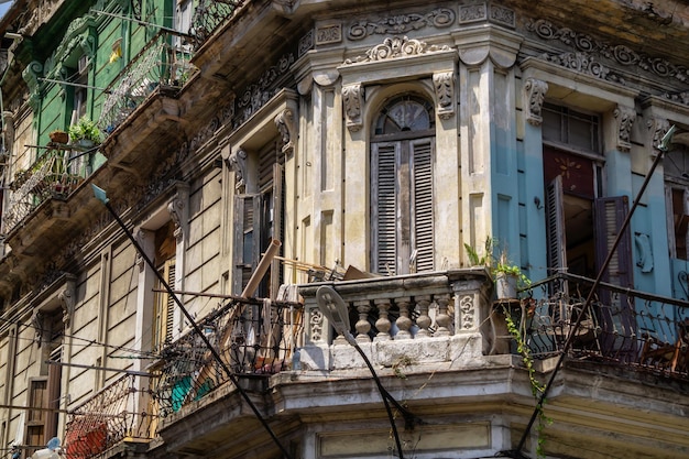 Vista exterior de los edificios residenciales en la Ciudad de La Habana Vieja, Capital de Cuba