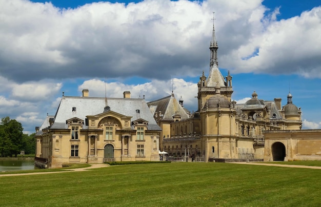 Vista exterior del famoso castillo de Chantilly 1560 un castillo histórico ubicado en la ciudad de Chantilly Oise Picardie