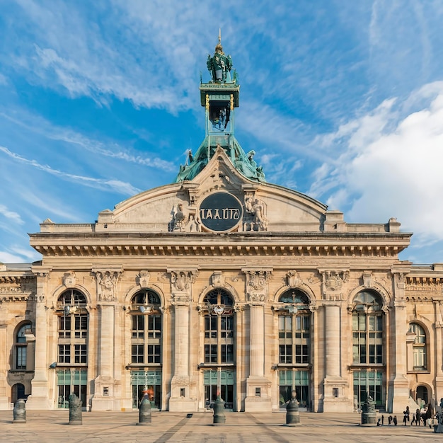 Vista exterior de la histórica estación de tren de Gare de Lyon construida para la Exposición Mundial de París de 1900