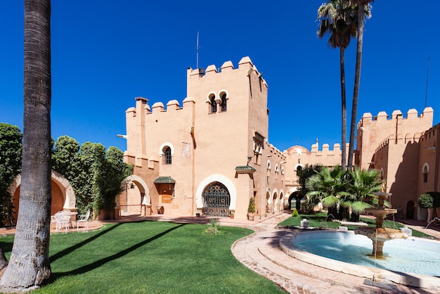 Foto vista exterior del histórico castillo de lachar, granada