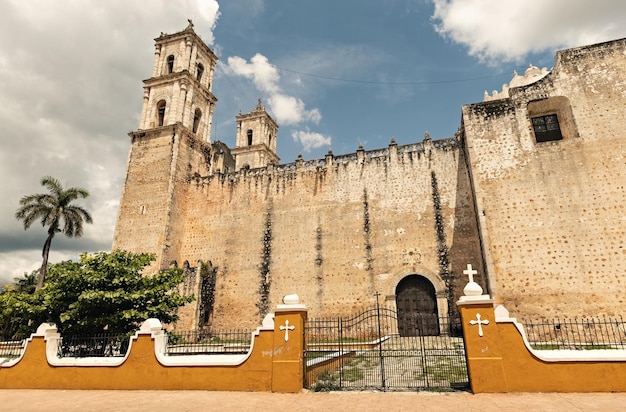 Vista exterior de la Iglesia de San Servacio, Valladolid, Yucatán, México