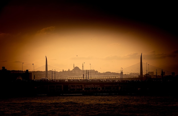 Vista exterior de la mezquita de estilo otomano en Estambul