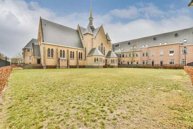 Vista exterior panorâmica da igreja da cidade