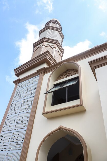 Vista externa da mesquita com minarete