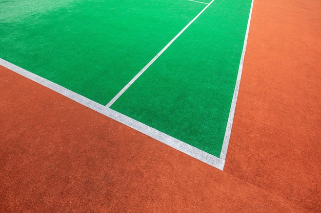 Vista externa da quadra de tênis artística Closeup fundo de atividade esportiva ao ar livre Quadra de tênis verde vermelha