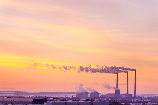 Vista de la fábrica con chimeneas humeantes