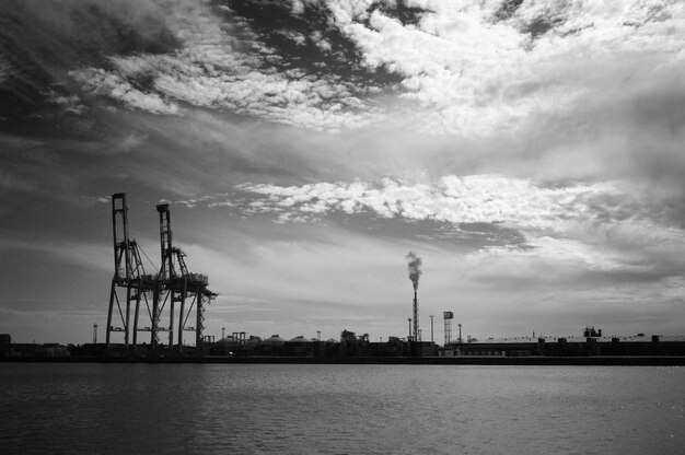 Foto vista de la fábrica contra el cielo