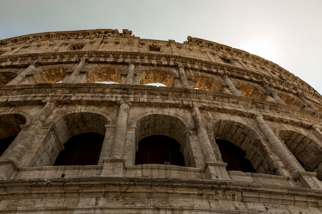 Vista de la fachada del Coliseo de Roma, Italia.