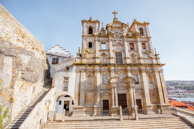 Vista de la fachada de la iglesia Igreja dos Grilos en la ciudad de Porto, Portugal