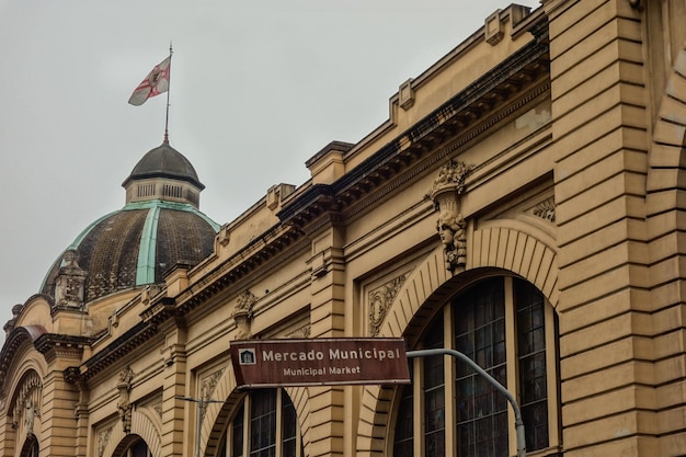 Vista de la fachada del mercado municipal de Sao Paulo edificio Mercadao