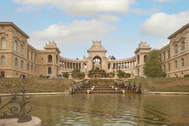 Foto vista de la fachada principal del palacio longchamp en marsella francia