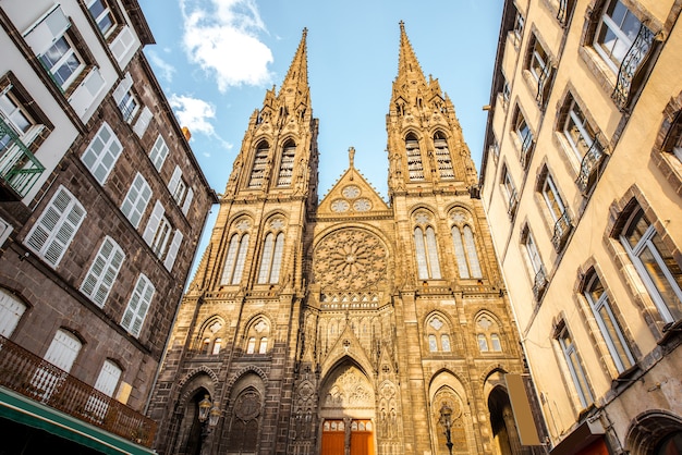 Vista de la famosa catedral durante la puesta de sol en la ciudad de Clermont-Ferrand en Francia