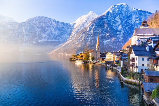 Vista de la famosa ciudad de Hallstatt con lago y montañas visto en una hermosa mañana