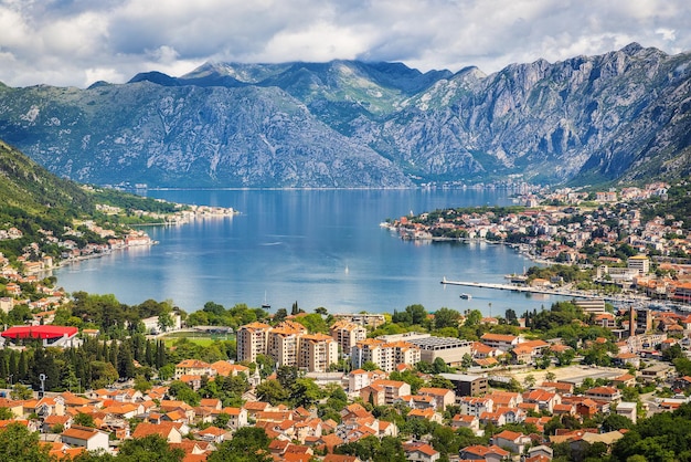 Vista de la famosa ciudad de Kotor rodeada de montañas rocosas de Montenegro