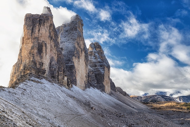 Vista famosa das montanhas rochosas Tre Cime di Lavaredo a partir da trilha de caminhada, Dolomitas, Itália