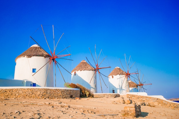 Vista famosa de moinhos de vento gregos tradicionais na ilha de mykonos ao nascer do sol, cyclades, grécia