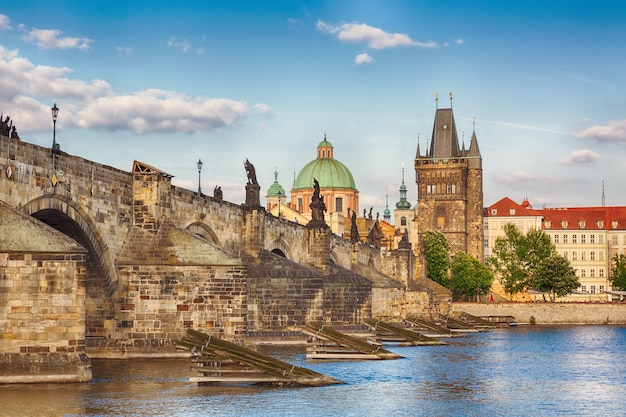 Vista famosa de Praga, República Checa, com o histórico Charles Bridge e o rio Vltava, durante o bom dia de verão