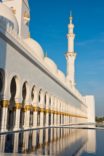 Vista de la famosa Mezquita Blanca Sheikh Zayed en Abu Dhabi, Emiratos Árabes Unidos