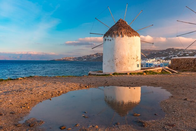 Vista famosa, tradicionales molinos de viento en la isla de Mykonos, la isla de los vientos, al amanecer, Grecia