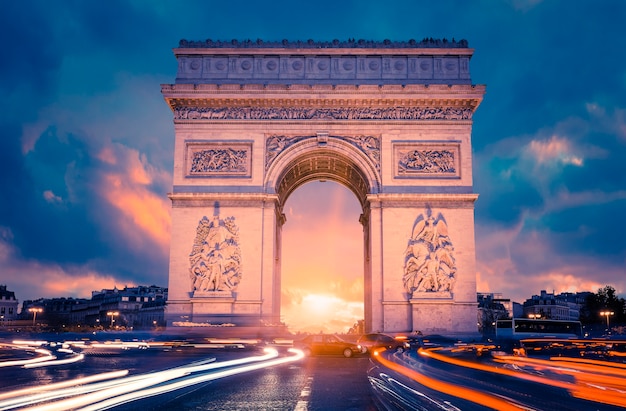 Vista del famoso Arco de Triunfo al atardecer, París