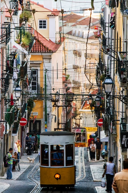 Vista del famoso ascensor de tranvía eléctrico vintage de Bica, ubicado en Lisboa, Portugal.