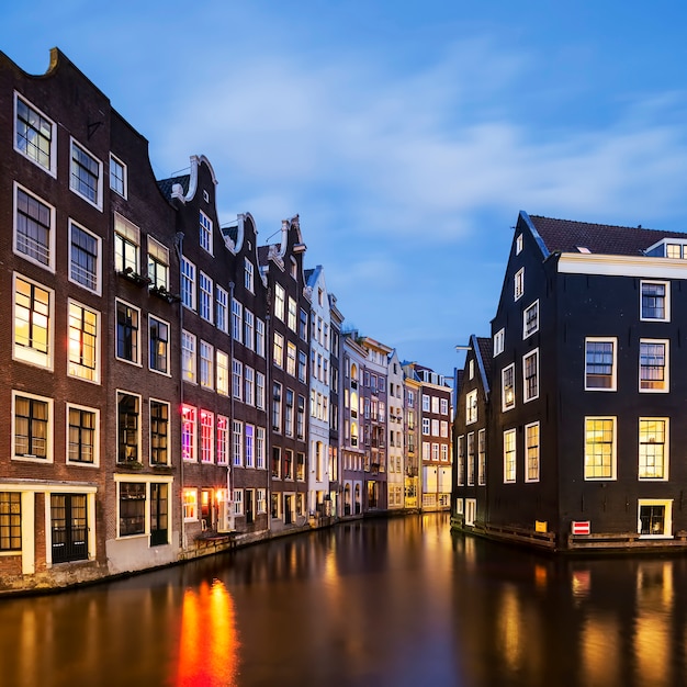 Vista del famoso canal de Amsterdam por la noche, Países Bajos