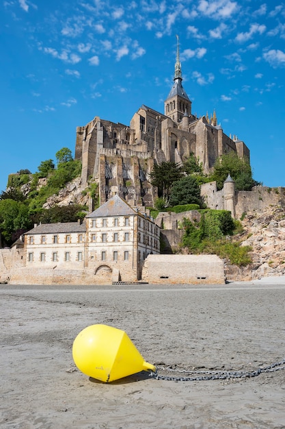 Vista del famoso Mont-Saint-Michel y boya, Francia, Europa.