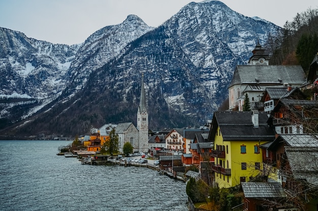 Vista del famoso pueblo de montaña de Hallstatt y el lago alpino