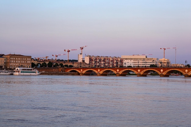 Vista del famoso puente de Burdeos llamado Le Pont de Pierre