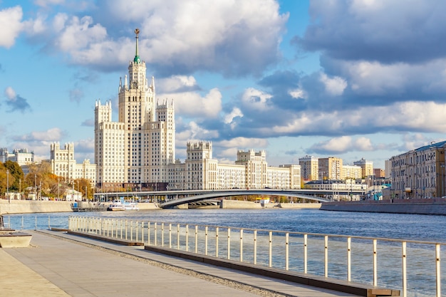 Vista del famoso rascacielos de Stalin en Kotelnicheskaya Embankment contra el muelle de cruceros en el río Moskva en un soleado día de otoño