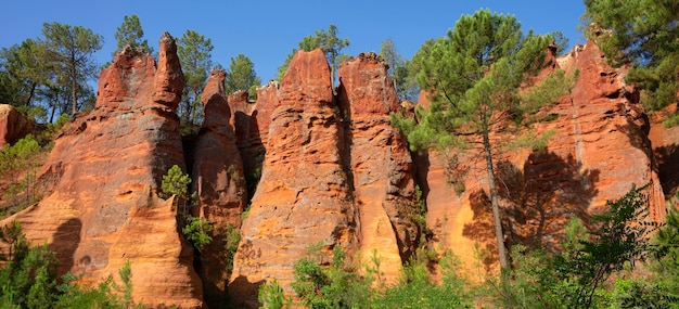 Vista de los famosos ocres de roussillon en Francia