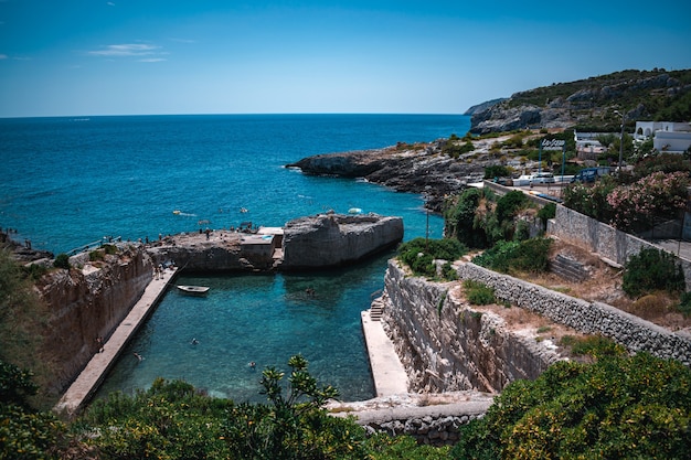 Vista fantástica da marina di novaglie em puglia