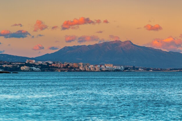 Vista fantástica da praia de piedra paloma, casares, málaga, espanha