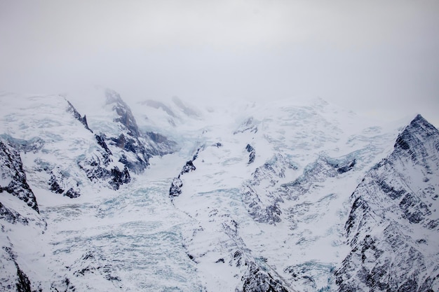 Vista fantástica do cume dos alpes europeus na estância de esqui de inverno chamonix montblanc frança