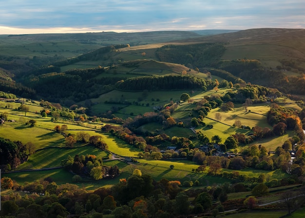 Vista fantástica do parque nacional Peak District no pôr do sol no outono