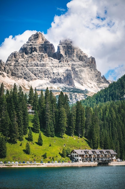 Una vista fantástica del lago misurina.