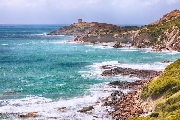 Vista fantástica na torre Argentina na costa oeste ao longo da Costa Tentizzos perto de Bosa