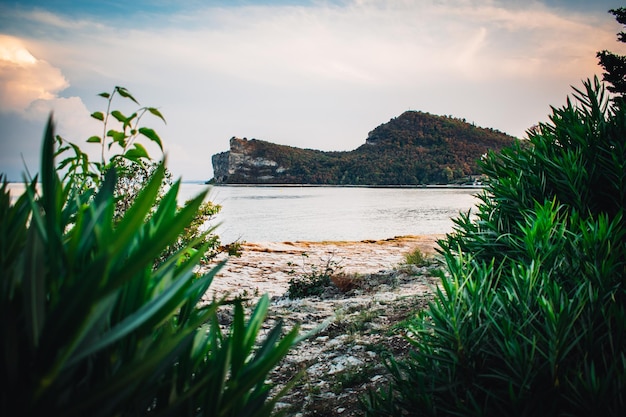 Vista fantástica sobre a ilha de conigli no lago garda