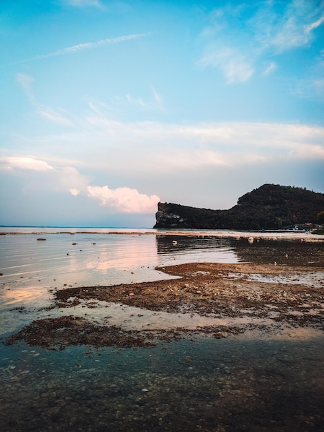 Vista fantástica sobre a ilha de conigli no lago garda